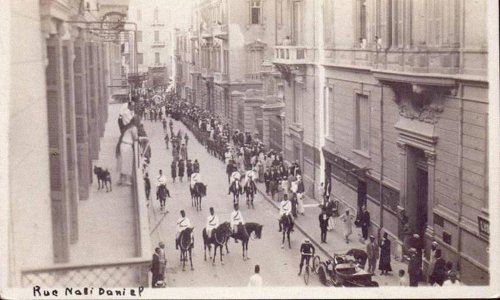 شارع النبي دانيال بالإسكندرية... أساطير البحث عن قبر الإسكندر وسط باعة الكتب القديمة