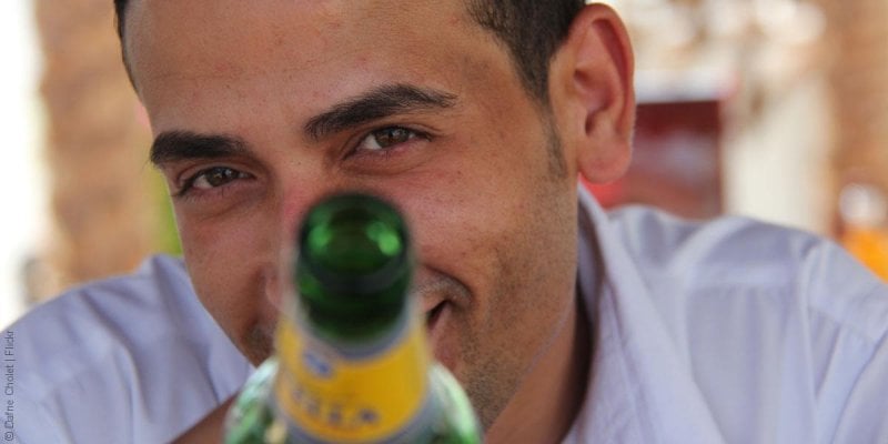 تاريخ السُكر في مصر... من بيرة الفراعنة المُبرَّدة إلى حانات الثورة